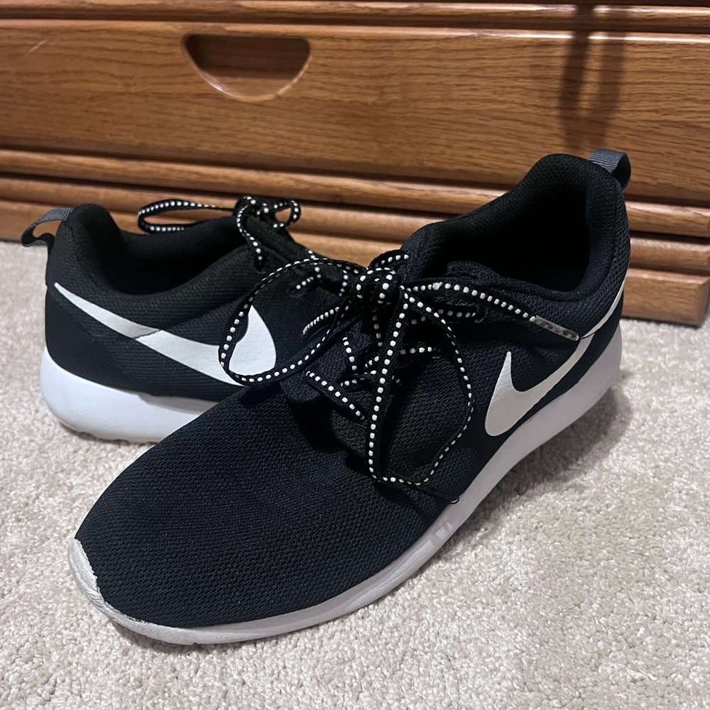 Nike Roshe Women's Black & White Running Shoes